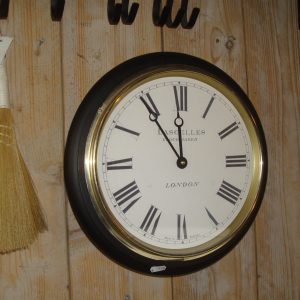 zwart houten ronde klok omlijst met goud metaal om de witte romeinse wijzerplaat , Light and Living, Ø 36CM x 15 cm diep, compleet met muur houder en batterij punt ( op voorraad ) V1