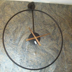 Zwart metaal minimalistische ronde frame klok met ophang punt en bruin houten wijzers, By boo,  rond Ø 50CM x 6cm breed, met batterij punt ( op voorraad ) V1