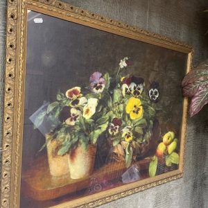 geel paars schilderij achter glas met gouden bewerkte lijst, Mondi art Art Collection International, geel violen met groen bloemen schilderij op doek achter glas met gouden lijst. compleet genaamd Wilkinson painting, hoogte: 70  cm- breedte: 90 cm- rand: 2 cm,  (op voorraad) v1