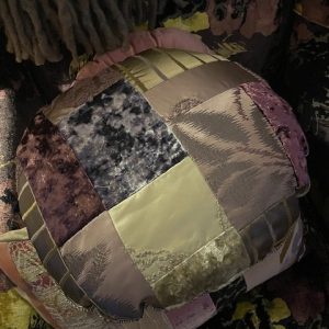 Paars gemêleerd kussen 50x50cm rond, Claudi M.M. Metamorphosis, paars patchwork achterkant grijs rond incl. binnen kussen (op voorraad) V1