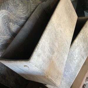 grijs beton aardewerk,Luimes & Luimes, OOSTENDE langwerpige vierkante bloem vaas plant pot 4 43X20X17CM RECT. BOWL OLD GREY  ligt beschadigd aan de rand speciale prijso  (op voorraad) V1