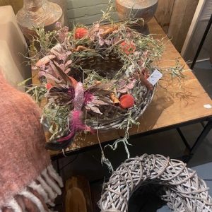 roze opmaak houdbaar bruin vergrijsd krans rotan met opmaak , van Dijk naturals opmaak Metamorphosis eigen ontwerp geheel natuurlijk lang houdbaar  40 doorsnede en 14 cm hoog  (op voorraad) v 1