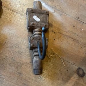 bruin hout snijwerk met haak voor  jas kapstok, Varios ,oud paneel van bruine houtsnijwerk 26 cm lang en 8 cm breed,  decoratieve haak voor als  hang kapstok met aan achterkant haak zo dat je hem kan ophangen  ( op voorraad ) V1