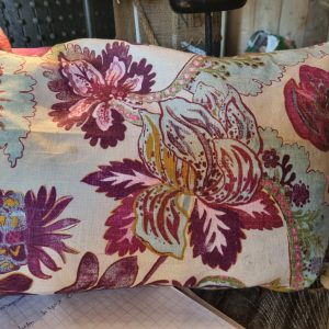 Roze bordeaux kussen 30x50cm langwerpig, Claudi, met bloemen patroon, achterkant roze, inclusief binnen kussen (op voorraad) V1