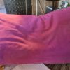 Roze bordeaux kussen 30x50cm langwerpig, Claudi, met bloemen patroon, achterkant roze, inclusief binnen kussen (op voorraad) V1 - Afbeelding 2