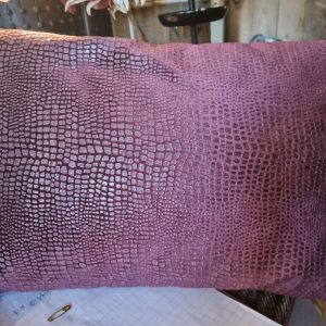 Paars kussen 40x60cm langwerpig, Claudi, met croco patroon, achterkant fluweel paars, inclusief binnen kussen (op voorraad) V1