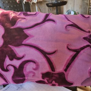 Roze bordeaux kussen 30x50cm langwerpig, Claudi, met bloemen patroon, achterkant roze en rode strepen, inclusief binnen kussen (op voorraad) V1