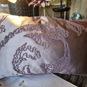 Paars taupe kussen 40x60cm langwerpig, Claudi, met bloemen patroon, achterkant taupe met fluwelen strepen, inclusief binnen kussen (op voorraad) V1