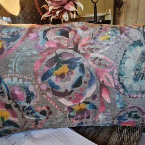 Roze lila paars kussen 40x60cm langwerpig, Claudi, met bloemen, achterkant lila paars, inclusief binnen kussen (op voorraad) V1