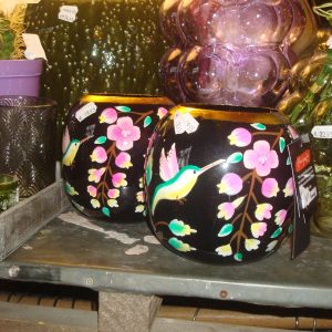 Zwart roze groen Metaal, afgewerkt met emaille met bloem ene kant en vogel andere zijde  hand beschilderd plant pot /  bloem vaas, Diga Colmore, Vase handpainted w/blossom black, hoogte: 15 cm doorsnede 15 cm (op voorraad) v1