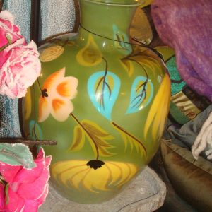 Groen geel blauw bloemen hand geschilderd glas plant pot /  bloem vaas, Diga Colmore, Vase handpainted light green enamel, hoogte: 49 cm doorsnede 33 cm (op voorraad) v1