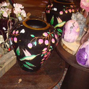 Zwart roze groen Metaal, afgewerkt met emaille met bloem hand geschilderd aan beide kanten plant pot /  bloem vaas, Diga Colmore, Vase handpainted w/blossom black, hoogte: 32 cm doorsnede 30 cm (op voorraad) V2