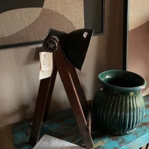 zwart metaal met hout bureau lamp, Hoogendam Interiors By Mooss, metalen lampen kap met verstelbaar hout onderstel, tafel/bureaulamp/lamp , Afmetingen: hoogte 55cm breedte 27 cm en diepte 30 cm, De doorsnede van de lampenkap is: 18 cm. (op voorraad) V1