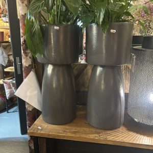 Taupe ronde hogere op voet  fiberstone aardewerk  plant pot bloem vaas van Waterdrinker , voor vensterbank of op de grond, rond Ø24 x 61 hoog  cm. (op voorraad) V2