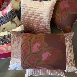 Roze rood bordeaux burgundy kussen 40x60cm langwerpig verticaal stroken, M.M. Metamorphosis, zijden look en fluweel hand werk, de achterkant roze, prijs incl. binnen kussen (op voorraad) V1