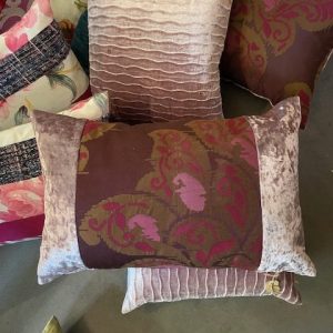 Roze rood bordeaux burgundy kussen 40x60cm langwerpig verticaal stroken, M.M. Metamorphosis, zijden look en fluweel hand werk, de achterkant roze, prijs incl. binnen kussen (op voorraad) V1