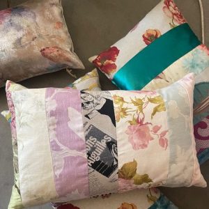 Roze kussen 40x60cm langwerpig, M.M. Metamorphosis, patchwork hand werk, de achterkant beige, prijs incl. binnen kussen (op voorraad) V1