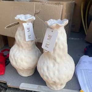 beige aardewerk hand werk bloemen vaas plant pot met organische vormen, Plume, Vase thierra white, Hoogte 24 cm x Diepte 12 cm (op voorraad) V2