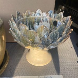 beige groen blauw aardewerk keramiek geglazuurd schaal op voet met bladeren handwerk en beschilderd, Ter Steege,  fruitschaal of plant pot bloem vaas, rond Ø23 x 27 hoog cm. (op voorraad) V2