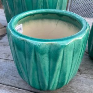 Blauw turquoise aardewerk geglazuurd bewerkt plant pot / bloem vaas , Duif international, Pot luke ocean, rond 19 cm x hoog 18 cm, voor binnen en buiten met opening onderin ( op voorraad ) V2