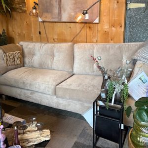Beige fluweel geïmpregneerde stof, Ibiza 03, bank 2.60 lang x 90 cm diep zit hoogte 50 cm en totale hoogte 90 cm, metalen poot zwart, model Victoria van de Brik Group, zithoogte 50 cm en zitdiepte 53 cm, (op voorraad) V1 g