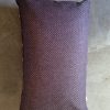 paars kussen met licht roze stippen wol look 60x40cm , Claudi M.M. Metamorphosis, kussen handwerk patchwork achterkant paars linnen look incl. binnen kussen (op voorraad) V2 - Afbeelding 2