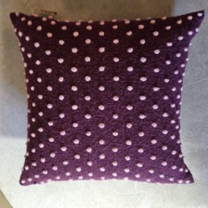 paars kussen met licht roze stippen wol look 60x60cm vierkant, Claudi M.M. Metamorphosis, kussen handwerk patchwork achterkant paars linnen look incl. binnen kussen (op voorraad) V1
