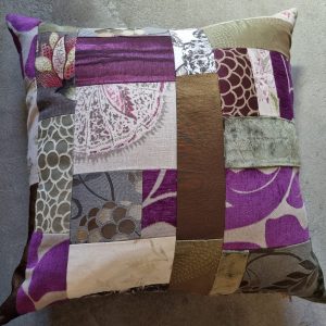 paars groen kussen 60x60cm vierkant, Claudi M.M. Metamorphosis, kussen handwerk patchwork achterkant beige incl. binnen kussen (op voorraad) V1