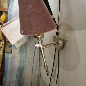zilver metalen wand / muur lamp compleet met snoer , Light and living, met muur bevestiging kan een lampenkap op universele houder  snoer, 39 hoog en 10 cm breed  (op voorraad) V1