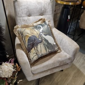 crème zachte stof met wat glans Aphoridite 3 met draaiend onderstel zwart metalen stoel fauteuil model Dea, van Sevn (C), 65 Diep x 101 Hoog x 72 Breed cm bijpassende hocker kan worden bij besteld min 10 % korting aanbieding ( op voorraad) V1