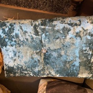 Blauw fluweel kussen met knoop 40x60cm vierkant, Eijffinger, achterkant grijs linnen, inclusief binnen kussen (op voorraad) V1