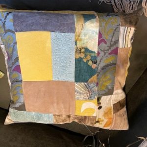 Blauw geel, kussen 60x60cm vierkant, Claudi M.M. Metamorphosis, achterkant beige Handwerk patchwork uniek incl. binnen kussen (op voorraad) V1