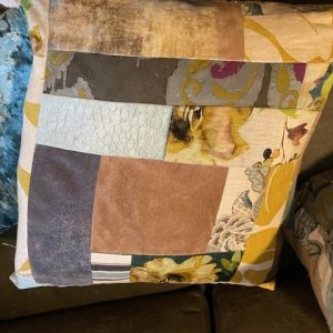 Geel bruin, kussen 60x60cm vierkant, Claudi M.M. Metamorphosis, achterkant beige Handwerk patchwork uniek incl. binnen kussen (op voorraad) V1