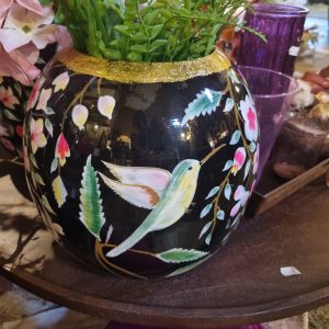 Zwart roze groen  Metaal, afgewerkt met emaille met bloem hand geschilderd aan beide kanten plant pot /  bloem vaas, Diga Colmore, Vase handpainted w/blossom black, hoogte: 25 cm doorsnede 25 cm (op voorraad) v1