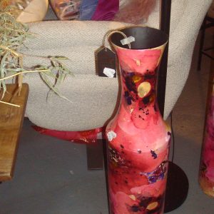 Roze rood bordeaux burgundy  aluminium bloemen vaas fles, Dillewijn Alflora, hand beschilderd, Fles lammie blooming, Hoogte 71 cm x Doorsnede 15 cm (op voorraad) V1