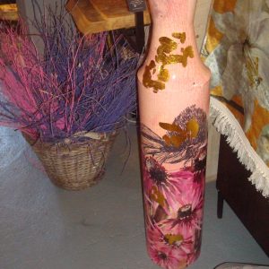 Roze rood bordeaux burgundy goud aluminium bloemen vaas fles, Dillewijn Alflora, hand beschilderd, Fles Polly pink, Hoogte 90 cm x Doorsnede 18 cm (op voorraad) V1