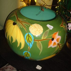 Groen geel blauw bloemen hand geschilderd glas plant pot /  bloem vaas, Diga Colmore, Vase handpainted light green enamel, hoogte: 24 cm doorsnede 29 cm (op voorraad) v1