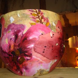 Roze rood bordeaux burgundy  goud aluminium bloemen vaas plant pot, Dillewijn Alflora, hand beschilderd, pot lammie blooming, Hoogte 28 cm x Doorsnede 33 cm (op voorraad) V1
