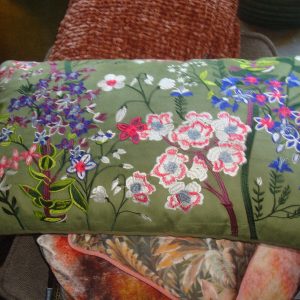 Groen paars roze kussen fluweel met geborduurde bloemen 35x60cm langwerpig, Diga Colmore  genaamd Cushion flowers green velvet, achterkant fluweel groen, inclusief binnen kussen ( op voorraad)  V2