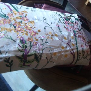 beige oranje roze kussen fluweel 35x60cm langwerpig, Diga Colmore geborduurde bloemen genaamd Cushion flowers beige velvet, achterkant fluweel beige, inclusief binnen kussen ( op voorraad)  V0