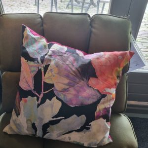 roze blauw paars kussen 60x60cm vierkant, M.M. Metamorphosis, hand werk, de achterkant roze, prijs incl. binnen kussen (op voorraad) V1