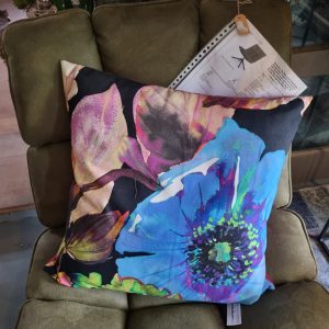 roze blauw paars kussen 60x60cm vierkant, M.M. Metamorphosis, hand werk, de achterkant roze, prijs incl. binnen kussen (op voorraad) V1