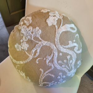 Beige wit kussen 50x50cm rond met fluwelen bloemen, Claudi M.M. Metamorphosis, handwerk achterkant wit rond incl. binnen kussen (op voorraad) V1