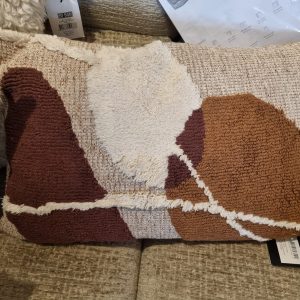 Beige bruin gemêleerd met organische vormen kussen 40x60cm vierkant 95% wol, 5% polyester handgemaakt, By Boo, Pillow Ogani, achterkant taupe katoen, incl. binnen kussen ( op voorraad ) V4