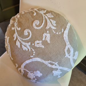 Beige wit kussen 50x50cm rond met fluwelen bloemen, Claudi M.M. Metamorphosis, handwerk achterkant wit rond incl. binnen kussen (op voorraad) V1