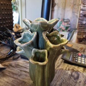 Groen, Ter Steege, plant pot bloem vaas, met 9 openingen tulpen vaas, Aardewerk geglazuurd handwerk, rond Ø 13 x 20 hoog cm. (op voorraad) v1