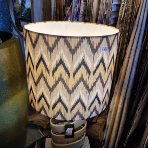 Beige bruin zand, cilinder lampenkap met zigzag motief transparant, 30 cm hoog x 35 cm doorsnede, Diga Colmore, Shade zigzag brown on matt transparant, kan op een staande lamp en als hanglamp met een pendel (op voorraad) V2