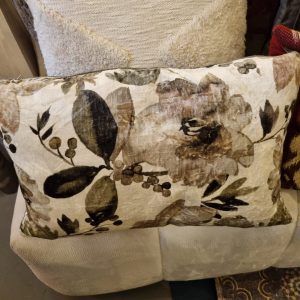 Beige taupe kussen met bloemen print fluweel 40x60cm , M.M. Metamorphosis, Achterkant taupe linnen, inclusief binnen kussen (op voorraad) V1