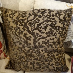 Bruin kussen met takken en bladeren fluweel 60×60cm vierkant, M.M. Metamorphosis hand werk, de achterkant taupe linnen met bladeren, prijs incl. binnen kussen (op voorraad) V1