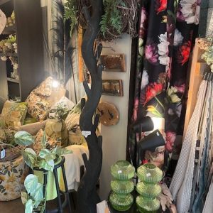 Zwart, houten kapstok, 192 cm hoog, onderstuk 60 cm breed en lengte 37 cm, stam 10 cm doorsnede, kronkelende boomstam met meerdere ophang haken, van Lauco ( op voorraad ) V1 g